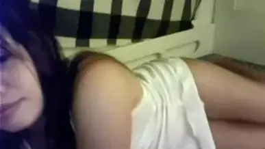 Gadis Cantik Berdaster Putih Di Kamar Tidur