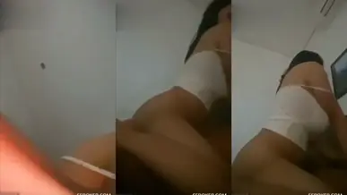 Gadis Cantik Pasrah Goyang Kasur Mantap Crot