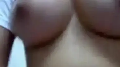 Gadis Semok Cantik Pasrah Goyang Posisi Atas