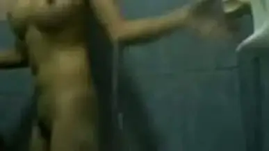 Mahasiswi Bandung Cantik Pasrah Di Kamar Mandi