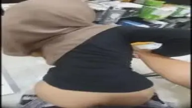 Ukhti Hijab Cantik Pasrah Posisi Doggy Konter