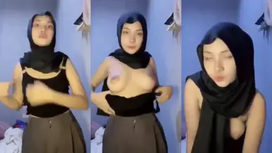 Ukhti Hijab Hitam Cantik Bersantai Di Kasur